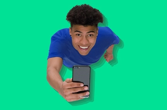 illustration jeune homme heureux avec téléphone